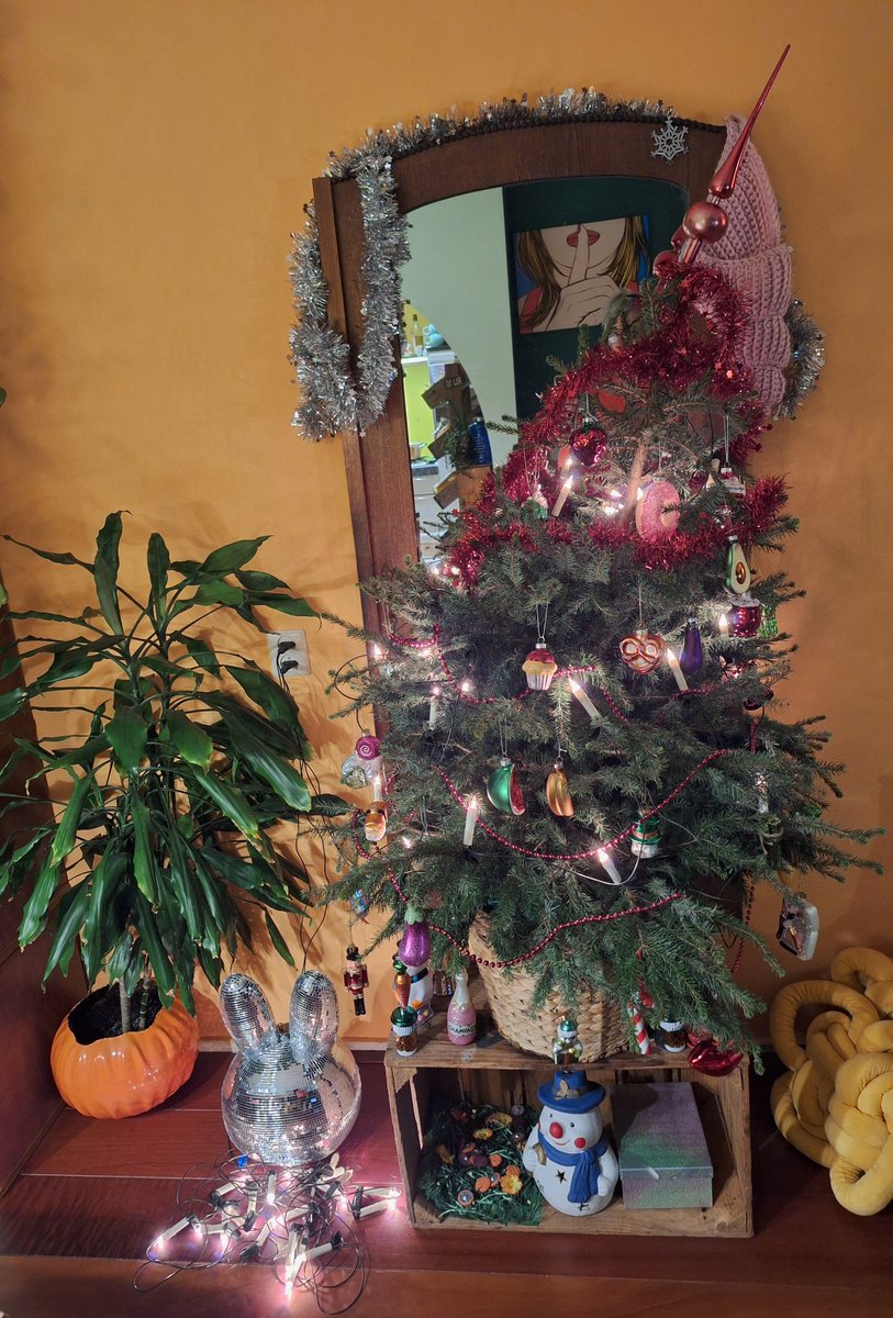 Mijn kerst thuis. Beetje skeef, maar wel gezellig :-) 
Ik wens jullie goede feestdagen met licht en liefde.