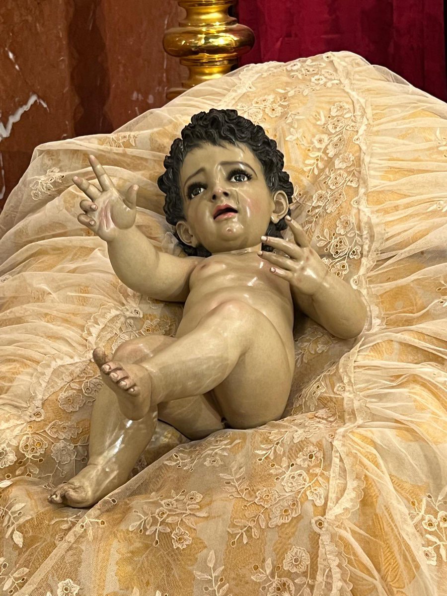 Queridos hermanos y hermanas en Cristo,

En esta noche santa en la que celebramos el nacimiento de Nuestro Señor, me dirijo a vosotros con el corazón lleno de ESPERANZA, gratitud y compromiso. La Navidad nos recuerda el inmenso amor de Dios, que quiso hacerse hombre para habitar