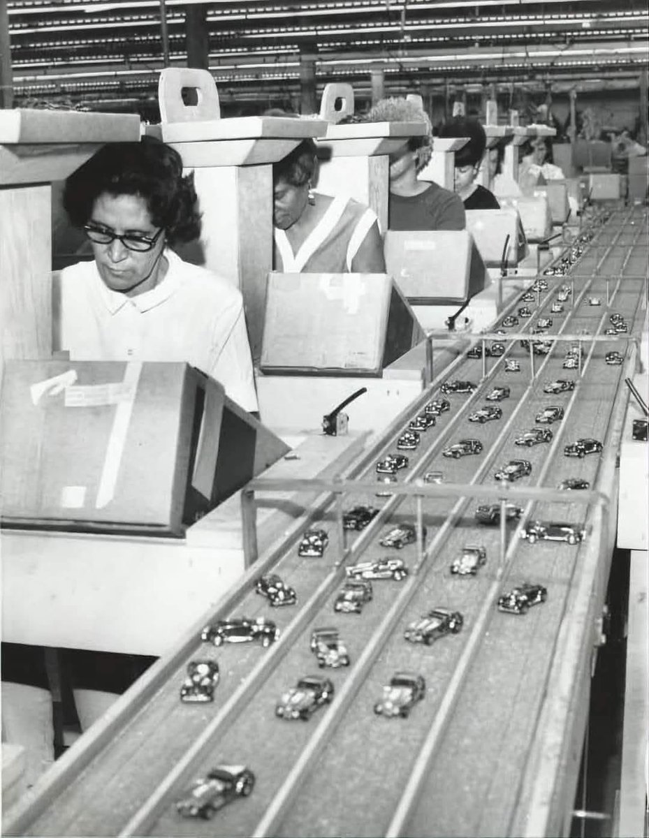 aflashbak's tweet photo. 1960s Hot Wheels assembly line https://t.co/V855XfGBcQ