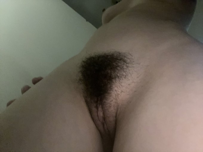 Selena Love - 2 pic. Is the bush too hairy ? 🥰😭 https://t.co/W9PzAyHoYV
