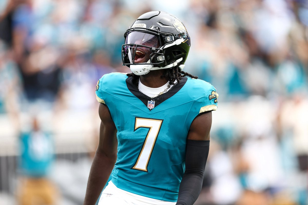 NFL_DovKleiman's tweet image. Rookie Receiving Yard Leaders this Season: 

1) #Jaguars Brian Thomas Jr - 1,088 (104 Targets)  
2) #Raiders Brock Bowers - 1,067 (132 Targets) 
3) #Giants Malik Nabers - 969 (149 Targets)

Brian Thomas Jr is an ALIEN 👽

(via PFF)