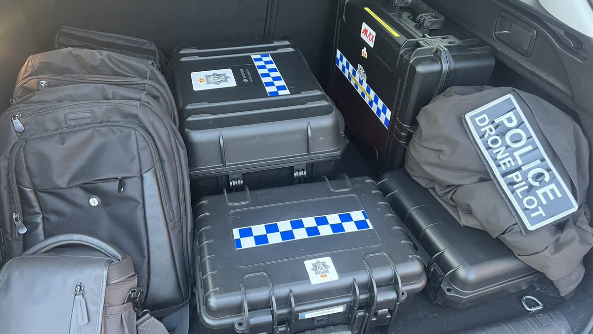LincsCOPter's tweet image. A small number of our @LincsPolice response officers carry a drone in the car. PC Dalton, PC Ogg &amp;amp; PC Sage &amp;amp; S/Sgt Taylor are on duty and #drone equipped, across the county this #Christmas eve and overnight.  #dronesforgood