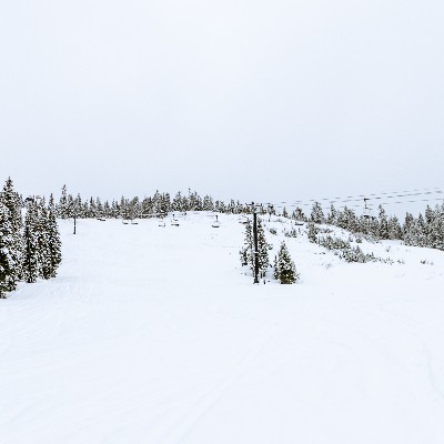 SummitSnow411's tweet image. We're happy to share that Central Express is now open!
Coverage is still thin across the area, so there's very limited groomed terrain. Until conditions improve, Central Express is best suited for advanced skiers and riders only - especially considering limited grooming.