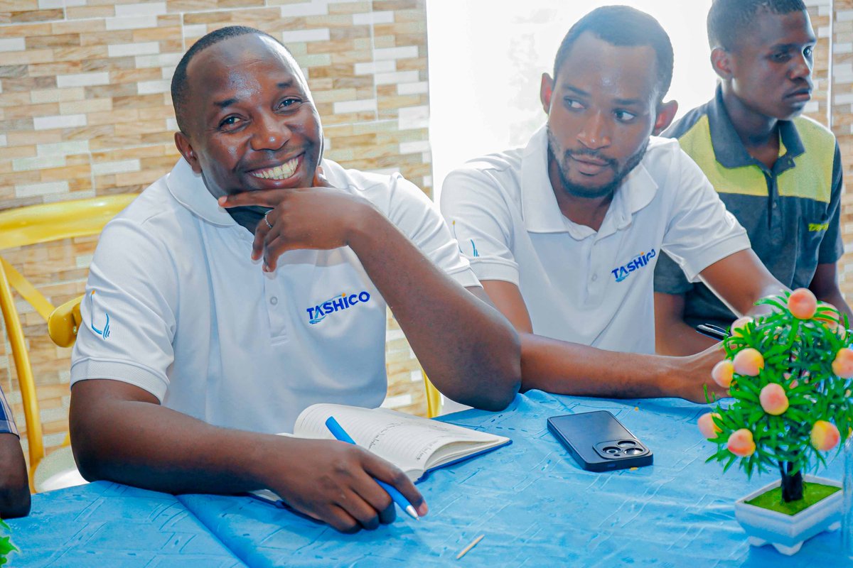 tashico_tz's tweet photo. WAFANYAKAZI WA TASHICO WASISITIZWA NIDHAMU NA USHIRIKIANO KAZINI.

Wafanyakazi wa Kampuni ya Meli Tanzania (TASHICO) wamesisitizwa kuwa na nidhamu kazini pamoja na kushirikiana katika kutekeleza malengo ya Kampuni ili kupata mafanikio yaliyolengwa katika mabadiliko ya Kampuni.

Mkuu wa Kitengo cha Masoko na Uhusiano kwa Umma Ndg. Anselm Namala akizungumza kwa niaba ya Mkurugenzi Mtendaji kwenye kikao hicho cha wafanyakzi 34 wa TASHICO tawi la Kyela amesema kuwa mabadiliko ya jina la Kampuni yanakwenda sambamba na mabadiliko ya maboresho ya mazingira ya kazi kwa wafanyakazi na hivyo kusisitiza wafanyakazi hao kuongeza juhudi katika kutekeleza majukumu yao.

“TASHICO ina mikakati kadhaa ya kuboresha mazingira ya kazi ikiwemo kukarabati jengo lililopo hapa mjini pamoja na kuongeza vitendea kazi kwa upande wa wafanyakazi wa ofisini pamoja na wafanyakazi wa kwenye meli” alsema.

Aidha alieleza dhamira ya kubadili jina kutoka Kampuni ya Huduma za Meli (MSCL) na Kuwa Kampuni ya Meli Tanzania (TASHICO) pamoja na mikakati ya kuboresha usafiri na usafirishaji wa abiria na mizigo katika Ziwa Nyasa.

“TASHICO ina mpango wa kuikarabati meli ya MV. Songea ili kuweza kuongeza nguvu katika usafiri na usafirishaji wa mizigo katika ziwa hili maana yake ni kwamba wafanyakzi wataongezeka na hivyo ni lazima kuendelea kuboresha mazingira ya kazi katika Tawi hili,’ Alisisitiza.