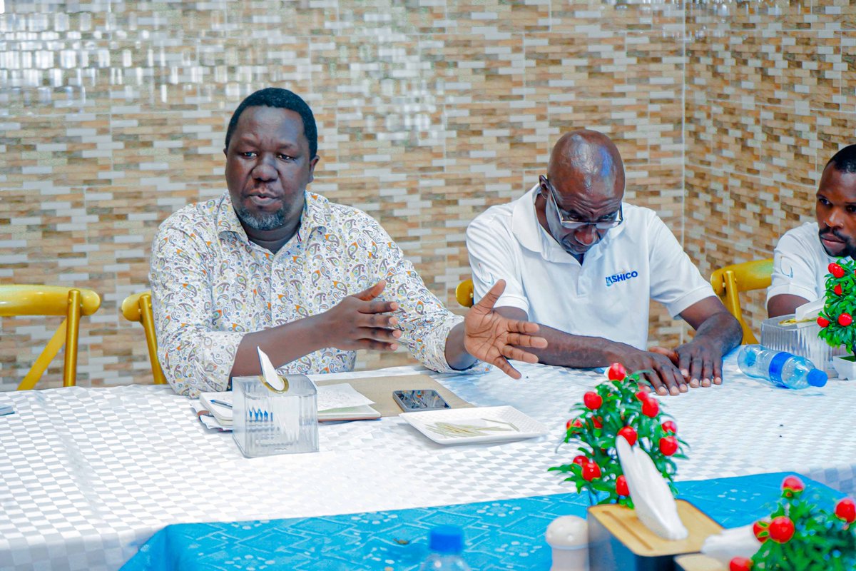 tashico_tz's tweet photo. WAFANYAKAZI WA TASHICO WASISITIZWA NIDHAMU NA USHIRIKIANO KAZINI.

Wafanyakazi wa Kampuni ya Meli Tanzania (TASHICO) wamesisitizwa kuwa na nidhamu kazini pamoja na kushirikiana katika kutekeleza malengo ya Kampuni ili kupata mafanikio yaliyolengwa katika mabadiliko ya Kampuni.

Mkuu wa Kitengo cha Masoko na Uhusiano kwa Umma Ndg. Anselm Namala akizungumza kwa niaba ya Mkurugenzi Mtendaji kwenye kikao hicho cha wafanyakzi 34 wa TASHICO tawi la Kyela amesema kuwa mabadiliko ya jina la Kampuni yanakwenda sambamba na mabadiliko ya maboresho ya mazingira ya kazi kwa wafanyakazi na hivyo kusisitiza wafanyakazi hao kuongeza juhudi katika kutekeleza majukumu yao.

“TASHICO ina mikakati kadhaa ya kuboresha mazingira ya kazi ikiwemo kukarabati jengo lililopo hapa mjini pamoja na kuongeza vitendea kazi kwa upande wa wafanyakazi wa ofisini pamoja na wafanyakazi wa kwenye meli” alsema.

Aidha alieleza dhamira ya kubadili jina kutoka Kampuni ya Huduma za Meli (MSCL) na Kuwa Kampuni ya Meli Tanzania (TASHICO) pamoja na mikakati ya kuboresha usafiri na usafirishaji wa abiria na mizigo katika Ziwa Nyasa.

“TASHICO ina mpango wa kuikarabati meli ya MV. Songea ili kuweza kuongeza nguvu katika usafiri na usafirishaji wa mizigo katika ziwa hili maana yake ni kwamba wafanyakzi wataongezeka na hivyo ni lazima kuendelea kuboresha mazingira ya kazi katika Tawi hili,’ Alisisitiza.