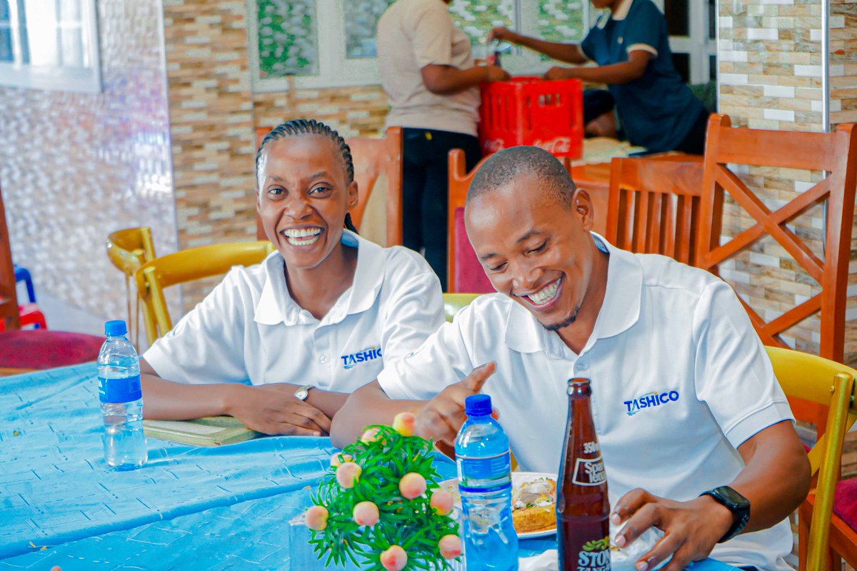 tashico_tz's tweet photo. WAFANYAKAZI WA TASHICO WASISITIZWA NIDHAMU NA USHIRIKIANO KAZINI.

Wafanyakazi wa Kampuni ya Meli Tanzania (TASHICO) wamesisitizwa kuwa na nidhamu kazini pamoja na kushirikiana katika kutekeleza malengo ya Kampuni ili kupata mafanikio yaliyolengwa katika mabadiliko ya Kampuni.

Mkuu wa Kitengo cha Masoko na Uhusiano kwa Umma Ndg. Anselm Namala akizungumza kwa niaba ya Mkurugenzi Mtendaji kwenye kikao hicho cha wafanyakzi 34 wa TASHICO tawi la Kyela amesema kuwa mabadiliko ya jina la Kampuni yanakwenda sambamba na mabadiliko ya maboresho ya mazingira ya kazi kwa wafanyakazi na hivyo kusisitiza wafanyakazi hao kuongeza juhudi katika kutekeleza majukumu yao.

“TASHICO ina mikakati kadhaa ya kuboresha mazingira ya kazi ikiwemo kukarabati jengo lililopo hapa mjini pamoja na kuongeza vitendea kazi kwa upande wa wafanyakazi wa ofisini pamoja na wafanyakazi wa kwenye meli” alsema.

Aidha alieleza dhamira ya kubadili jina kutoka Kampuni ya Huduma za Meli (MSCL) na Kuwa Kampuni ya Meli Tanzania (TASHICO) pamoja na mikakati ya kuboresha usafiri na usafirishaji wa abiria na mizigo katika Ziwa Nyasa.

“TASHICO ina mpango wa kuikarabati meli ya MV. Songea ili kuweza kuongeza nguvu katika usafiri na usafirishaji wa mizigo katika ziwa hili maana yake ni kwamba wafanyakzi wataongezeka na hivyo ni lazima kuendelea kuboresha mazingira ya kazi katika Tawi hili,’ Alisisitiza.