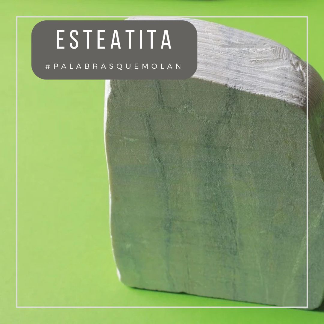 La esteatita es un mineral de color blanco verdoso, tan blando y suave que puede rayarse con la uña. Este silicato de magnesio es conocido también como «jabón de sastre», y se emplea para marcar telas. 🪨

#palabrasquemolan #escribir #aprender #vocabulario #español #nuevapalabra