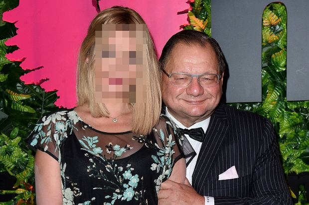 Niezawisły sąd, oczywiście zupełnie bez związku z fikołkami tow. Kalisza w PKW, złagodził wyrok dla jego drugiej żony, Pani Dominiki, za jazdę samochodem po spożyciu alkoholu.
Sąd ów stwierdził, iż wprawdzie była pijana, ale jechała prawidłowo.
Pamiętajcie jak będziecie nawaleni.