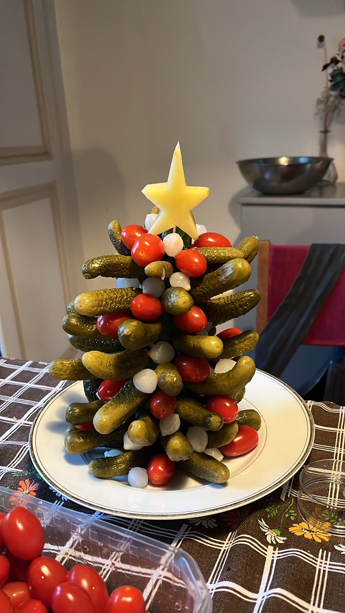 gabilllu's tweet photo. nesse natal minha intenção era comidas de árvore de natal juro https://t.co/ZRxsRNl3Yf