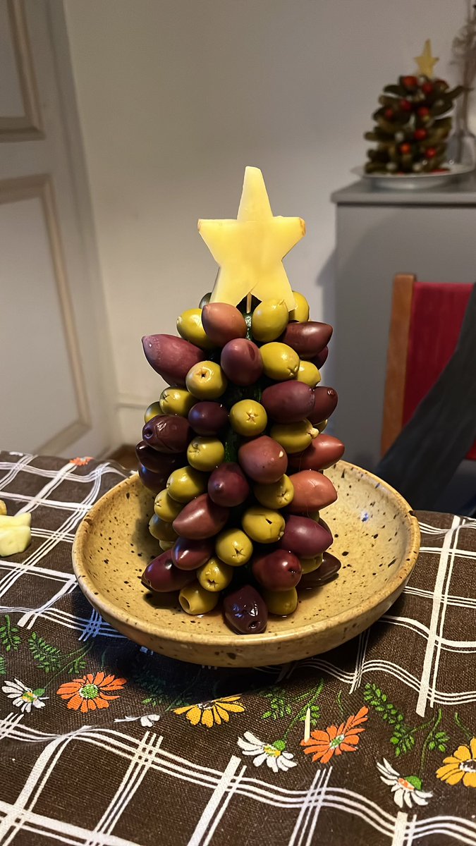 gabilllu's tweet photo. nesse natal minha intenção era comidas de árvore de natal juro https://t.co/ZRxsRNl3Yf