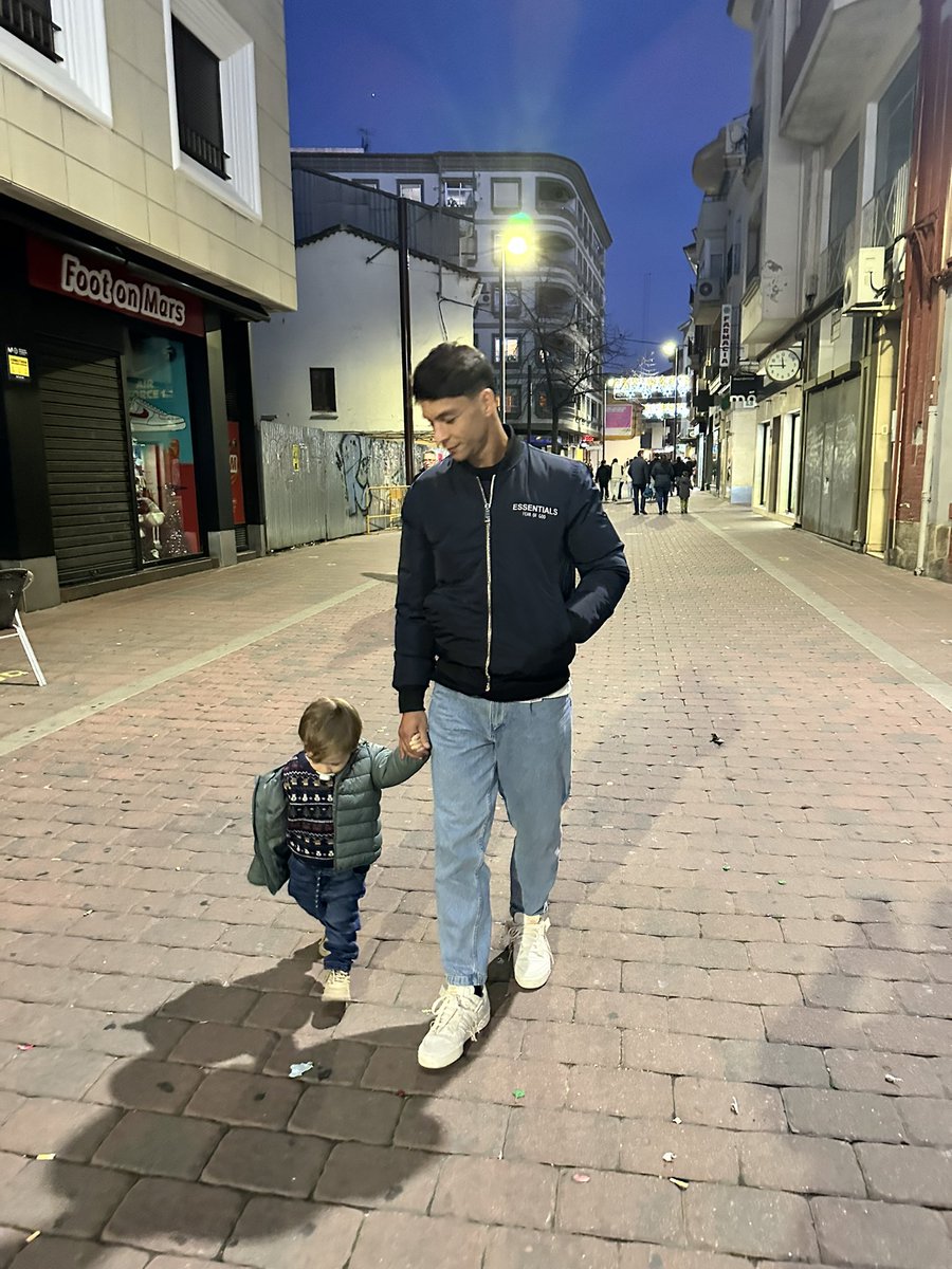 olitorres10's tweet image. La Navidad tiene algo especial: nos trae de vuelta a lo esencial. Hogar, familia, y ese sentimiento de pertenecer.
reencontrarnos con lo que importa: las risas, los abrazos y el tiempo compartido
Que esta Navidad esté llena de esos momentos que hacen todo más simple.