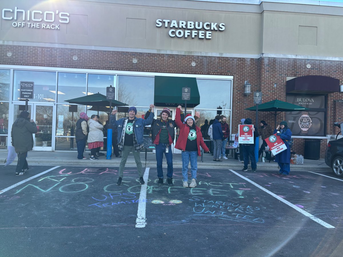 We LOVE to see solidarity on the picket lines! From @teamsters refusing to cross the picket lines to <a href="/UFCW/">UFCW</a> members canvassing customers, our hearts are full ♥️