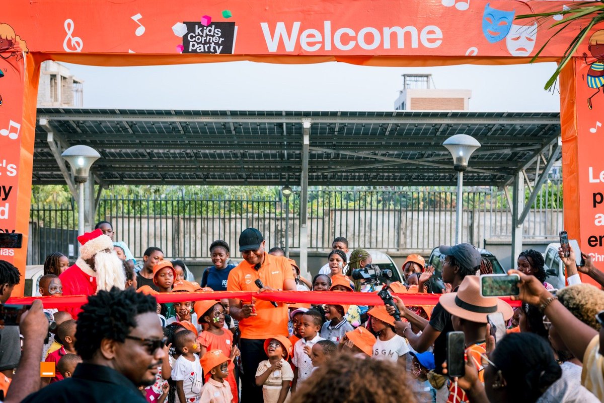 Orange_Cameroun's tweet photo. Kids Corner Party, pour les petits héros de Orange  !
🎁 Des enfants d'orphelinats, de structures sociales soutenues par l'ADFORC, ainsi que des enfants de nos salariés et partenaires, ont vécu des instants magiques grâce aux cadeaux et dons généreux offerts par nos collègues🧡✨ https://t.co/qzY22Mr5BB