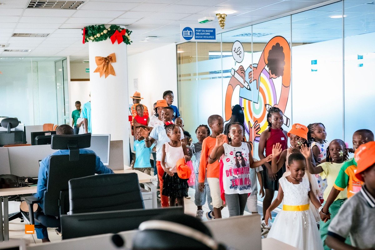 Orange_Cameroun's tweet photo. Kids Corner Party, pour les petits héros de Orange  !
🎁 Des enfants d'orphelinats, de structures sociales soutenues par l'ADFORC, ainsi que des enfants de nos salariés et partenaires, ont vécu des instants magiques grâce aux cadeaux et dons généreux offerts par nos collègues🧡✨ https://t.co/qzY22Mr5BB