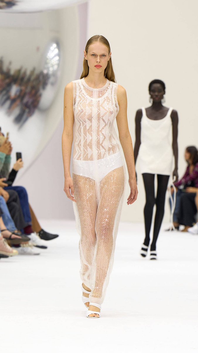 MMMAYA1990's tweet photo. Missoni Spring Summer 2024 #missoni #runway #runwaymodel #seethrough #transparencias #pasarelas #fashion #moda #models #modelos #dress #gowns #chilax https://t.co/QiKk6gsX8z