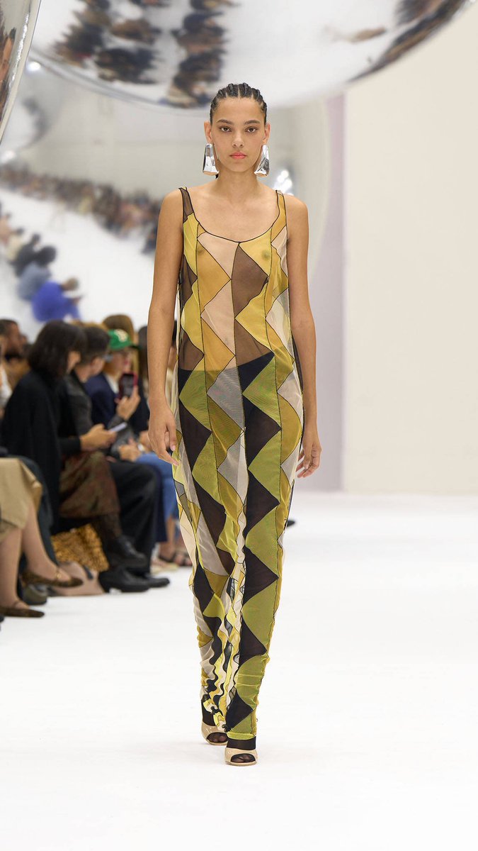 MMMAYA1990's tweet photo. Missoni Spring Summer 2024 #missoni #runway #runwaymodel #seethrough #transparencias #pasarelas #fashion #moda #models #modelos #dress #gowns #chilax https://t.co/mzQNIZuulo