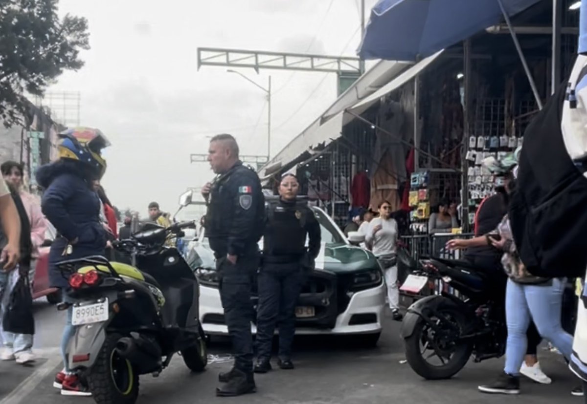 malandreid's tweet image. Esta parejita de policías lleva todo el día cobrando mordida a los motociclistas en eje 1 Norte y Aztecas por 200 pesos dan la clave k4 x3 jefe Tauro. Con esa puedes circular sin problemas @UCS_GCDMX @SSC_CDMX @OVIALCDMX