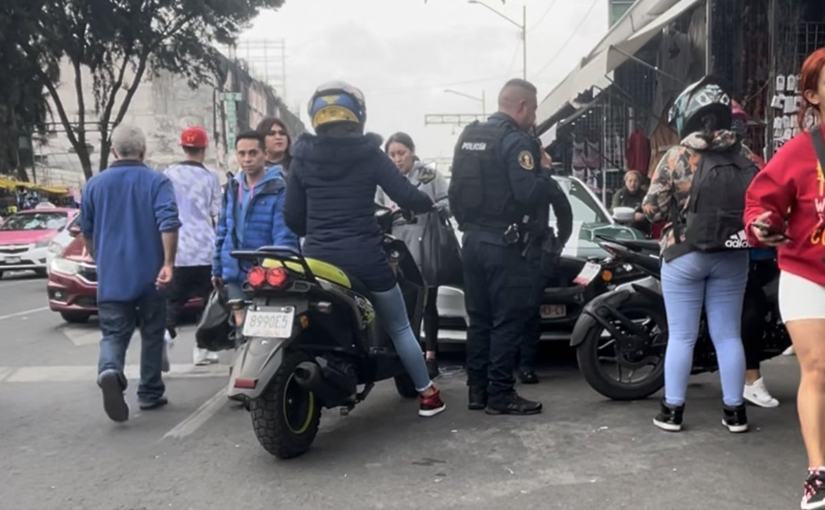 malandreid's tweet image. Esta parejita de policías lleva todo el día cobrando mordida a los motociclistas en eje 1 Norte y Aztecas por 200 pesos dan la clave k4 x3 jefe Tauro. Con esa puedes circular sin problemas @UCS_GCDMX @SSC_CDMX @OVIALCDMX