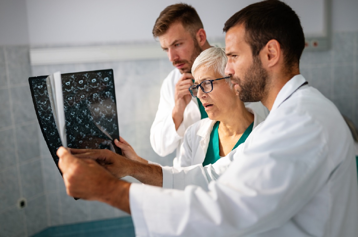 Best advances in clinical #ethics and #NeurocriticalCare in 2024: A closer look at cognitive motor dissociation and the intersection of #neuroethics and #ArtificialIntelligence ethics: bit.ly/3BJ4p6n

#NeuroTwitter @AANMember <a href="/rubinm214/">Michael Rubin</a>
