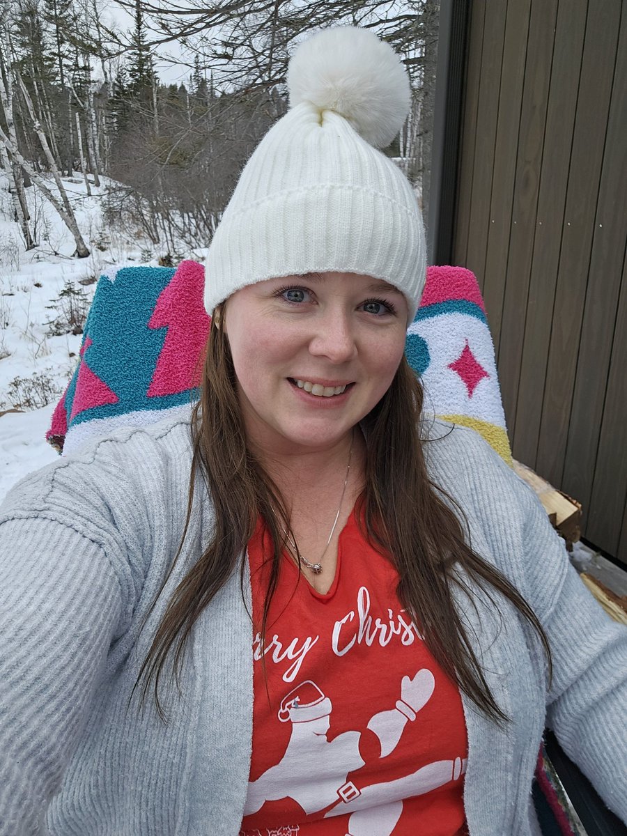 MRogue87's tweet photo. It's hard to show off my @wizardspodcast Christmas shirt when it's cold out. #Christmas #ChristmasShirt #ChristmasEve #Christmas2024 @That1HK https://t.co/AkusGG7t6V