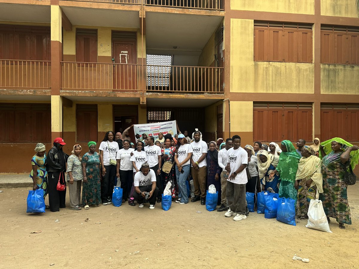 izzlax's tweet photo. Rasaki foundation showed love to some widows today ❤️. https://t.co/EZsx4wPYLR