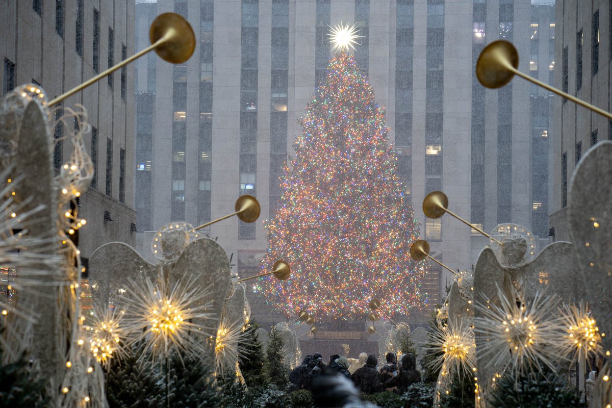 davethompson77's tweet photo. Christmas Eve snow in Manhattan made the Rockefeller Tree magical. Everybody who skated there in the early slots got a gorgeous scene.

#Snow #RockefellerTree #Manhattan #MerryNewYorkChristmas #NewYorkCity #ChristmasEve #WhiteChristmasEve #DoPeopleStillDoHashtagsHere https://t.co/ZcaKAckHkX