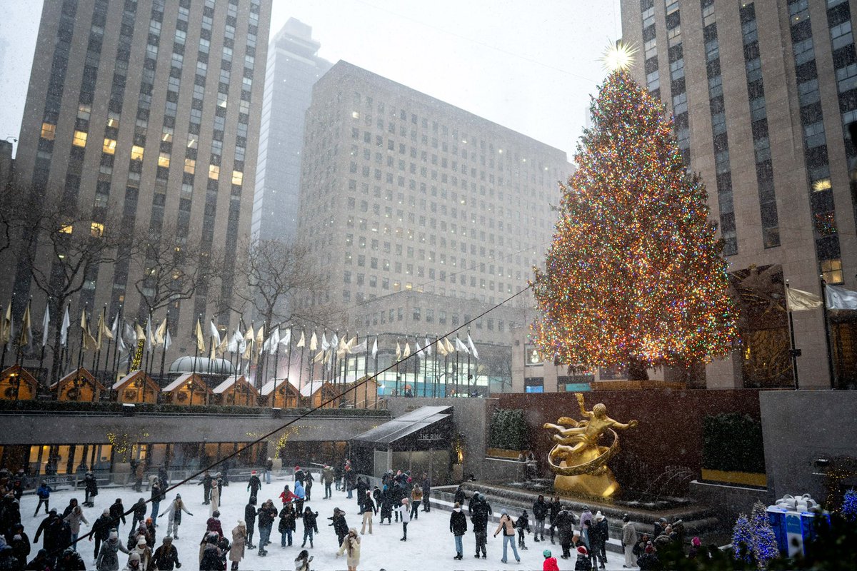 davethompson77's tweet photo. Christmas Eve snow in Manhattan made the Rockefeller Tree magical. Everybody who skated there in the early slots got a gorgeous scene.

#Snow #RockefellerTree #Manhattan #MerryNewYorkChristmas #NewYorkCity #ChristmasEve #WhiteChristmasEve #DoPeopleStillDoHashtagsHere https://t.co/ZcaKAckHkX