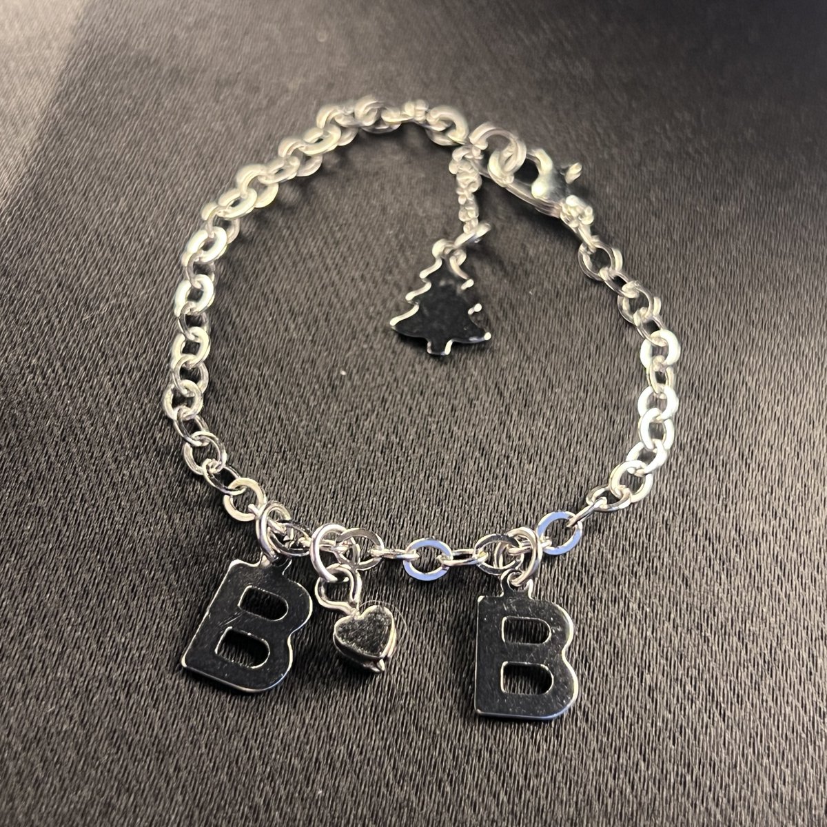 BibleSupportTH2's tweet image. พี่ไบเบิ้ลเกิดวัน Christmas 🎄 

วันนี้น้องซัพมีกำไลข้อมือ BB 🎄 มาแบ่งปัน สุ่ม 10 คน

กติกา :

QT พร้อมลงรูปมีมพี่ไบเบิ้ลที่ทุกคนชอบพร้อมอวยพรวันเกิด + HT , KW 👇🏻

BIBLE WAS BORN ON CHRISTMAS 
#HappyBIBLEday27th 
#BibleWichapas 
@biblesumett 

เล่นได้จนถึง 25/12/24 เวลา 23.59