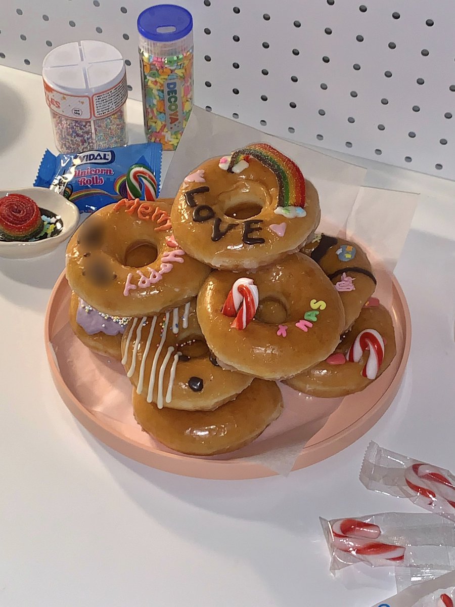 도넛 케이크     ⭐️
                    🍩🍩
                  🍩🍩🍩
             🍩💕🍩💕🍩