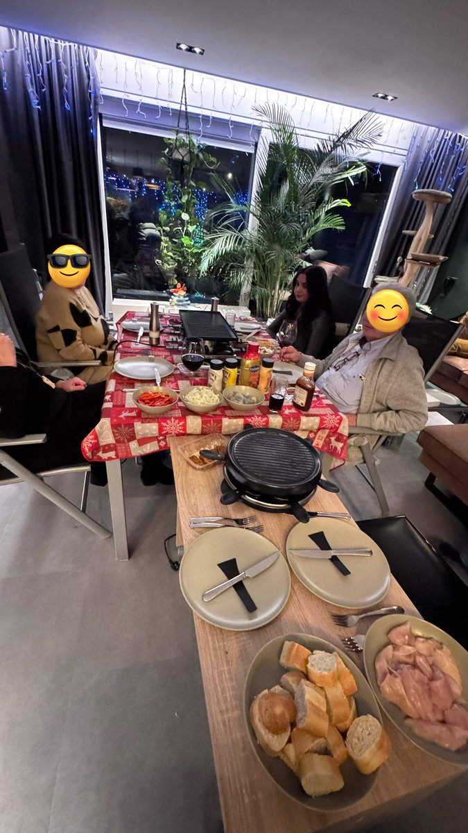 Sabrientje2's tweet photo. Kerstavond traditiegetrouw bij ons thuis met familie en mijn kleine smurf @Ytekinx_ en een spelletje klootzakken die ik glansrijk gewonnen heb 😅 https://t.co/IsCmvTHido