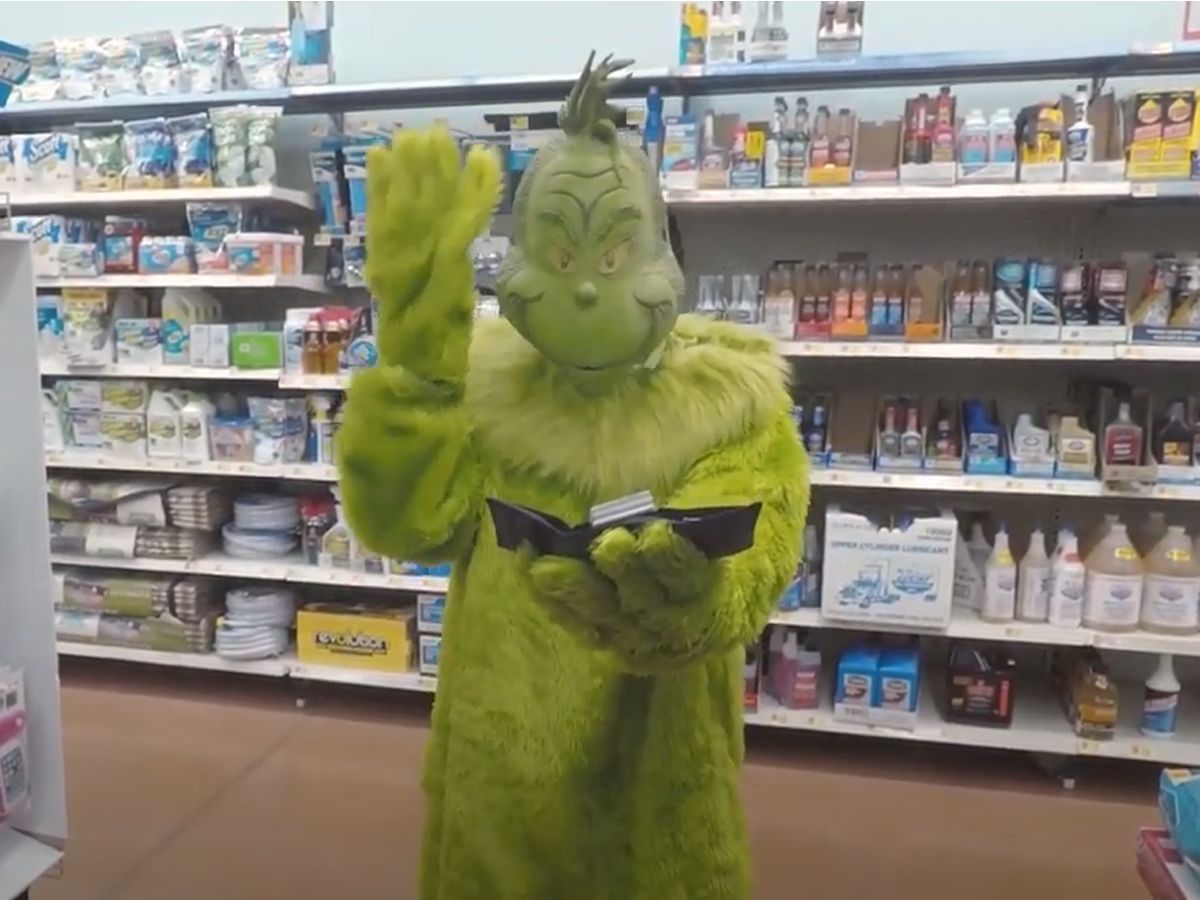 We don't know about you, but this is our favorite Christmas story. buff.ly/4gLUr32 <a href="/Romeoville_PD/">Romeoville Police</a>