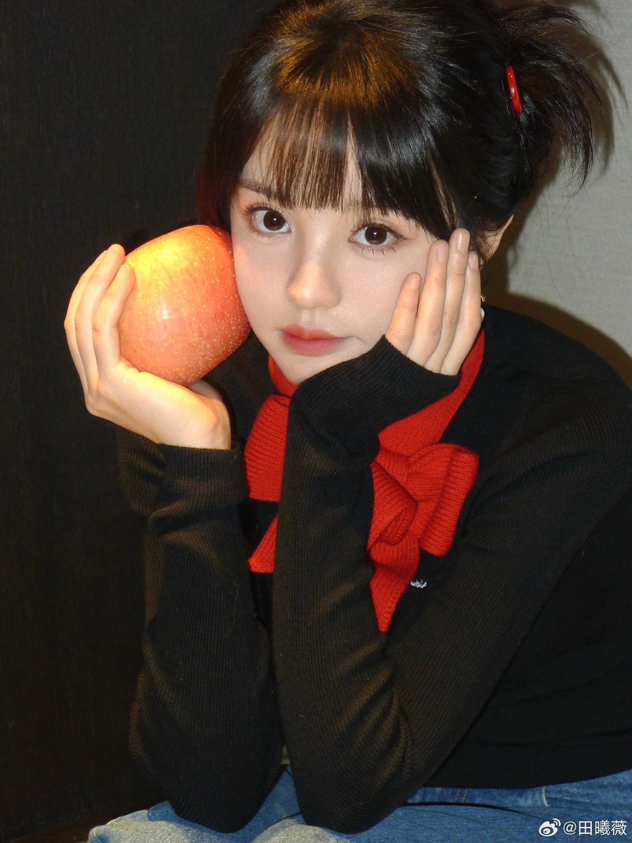 luvutianxiwei's tweet photo. 241225 #TianXiwei shares her new post on weibo “Merry Christmas”🎄 https://t.co/1Frc8BQrVZ