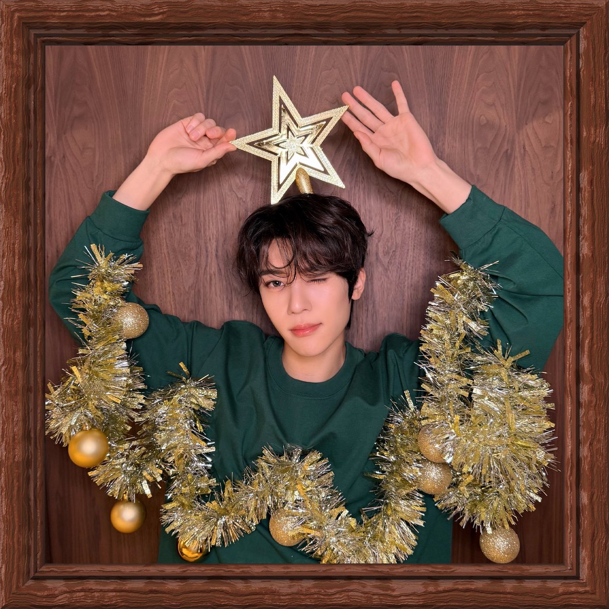 we wish you a merry hristmas🎄💚💕

siapa mau manjat pohon natal