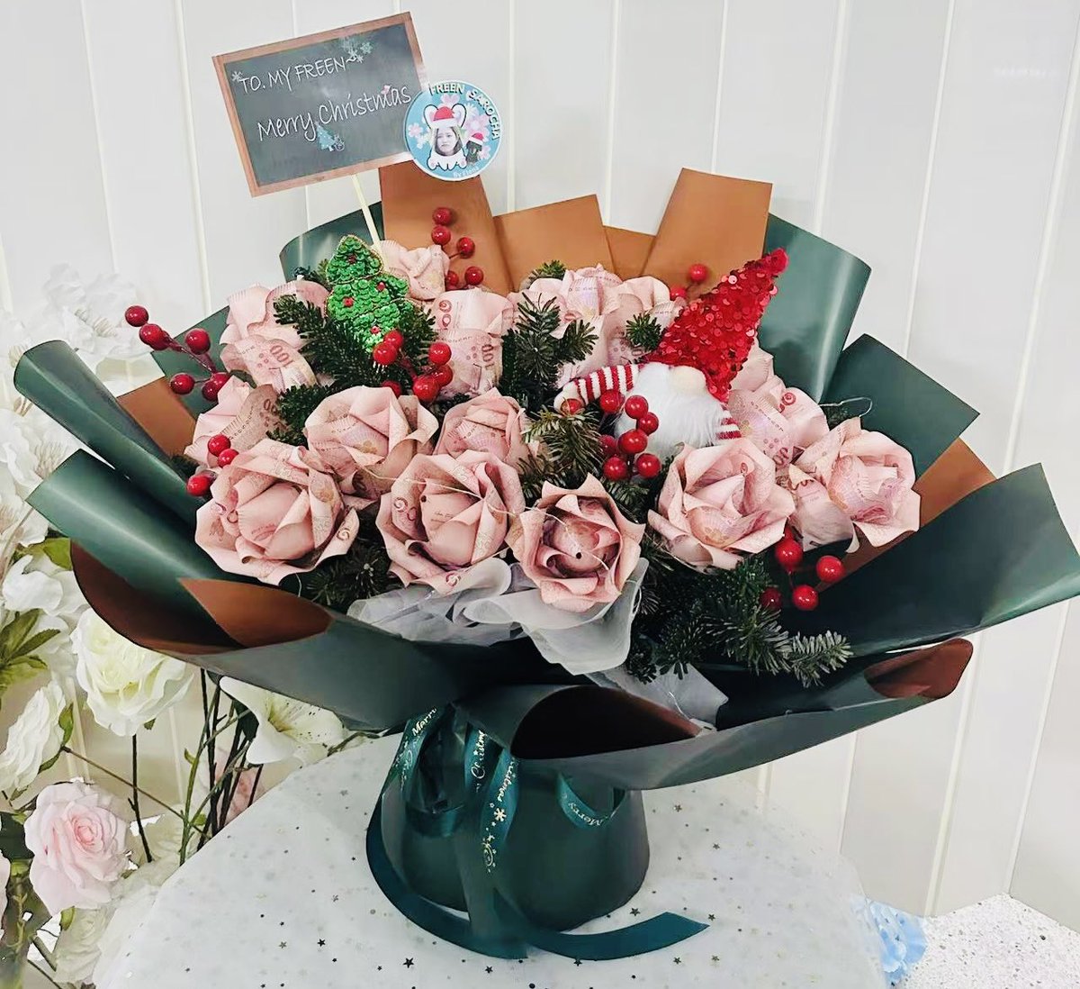 wangxia42892608's tweet photo. To. My Freen 💚❤️

Merry Christmas～🎄
May your Christmas be filled with love and laughter.🥰
Let the warmth of Christmas fill your heart and inspire new beginnings in 2025🤟

#srchafreen 
#GIRLFREEN https://t.co/VG9sNdAH3Q
