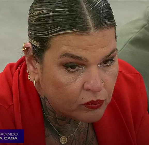 AnaMGuimaraens's tweet photo. Si ... ella es la portadora de Santa
#FreeSanta
#GranHermano https://t.co/HF6z1cnjas