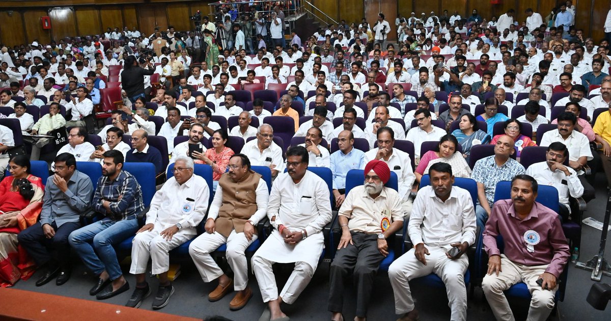 INCTelangana's tweet photo. ఆల్ ఇండియా పీస్ అండ్ సాలిడారిటీ ఆర్గనైజేషన్ #AIPSO రవీంద్రభారతిలో ఏర్పాటు చేసిన కార్యక్రమంలో పాల్గొని మాజీ ఎమ్మెల్సీ కొంపల్లి యాదవరెడ్డి గారు రాసిన వ్యాసాలు, ప్రసంగాల సంకలనం “Nuts, Bolts of War & Peace” పుస్తకాన్ని ముఖ్యమంత్రి రేవంత్ రెడ్డి గారు గారు ఆవిష్కరించారు. https://t.co/fcCRZ9Y19V