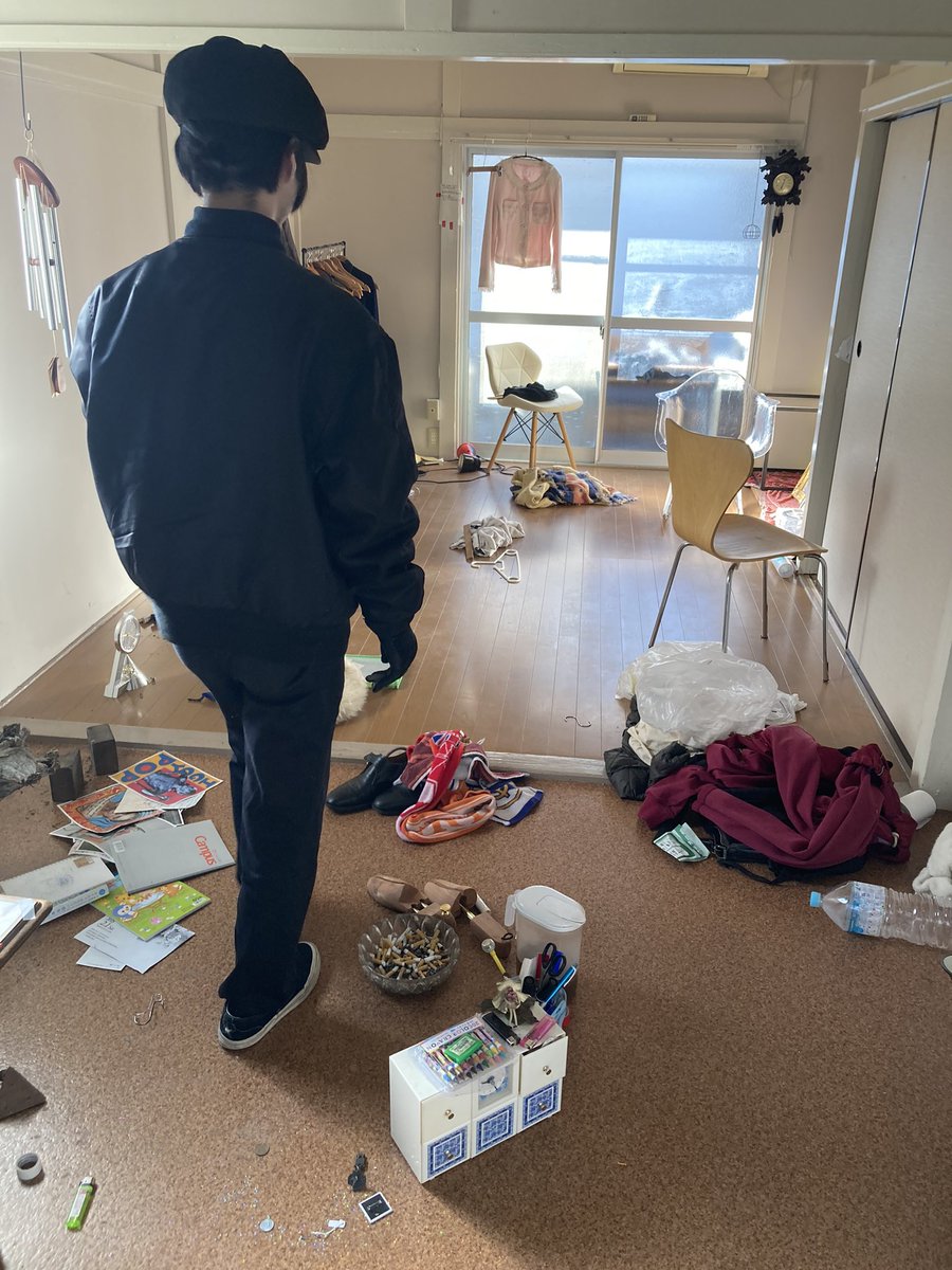hikaaa0716's tweet photo. 村山にポップアップするので搬入手伝ってと言われて承諾したら、朝から引越しレベルで家の中��物9割運ばされました。この人自分家なのに強盗みたいな服装だし、室内土足だし、クリスマスだし、手作りのブーメランある https://t.co/qFYOlM8BTa
