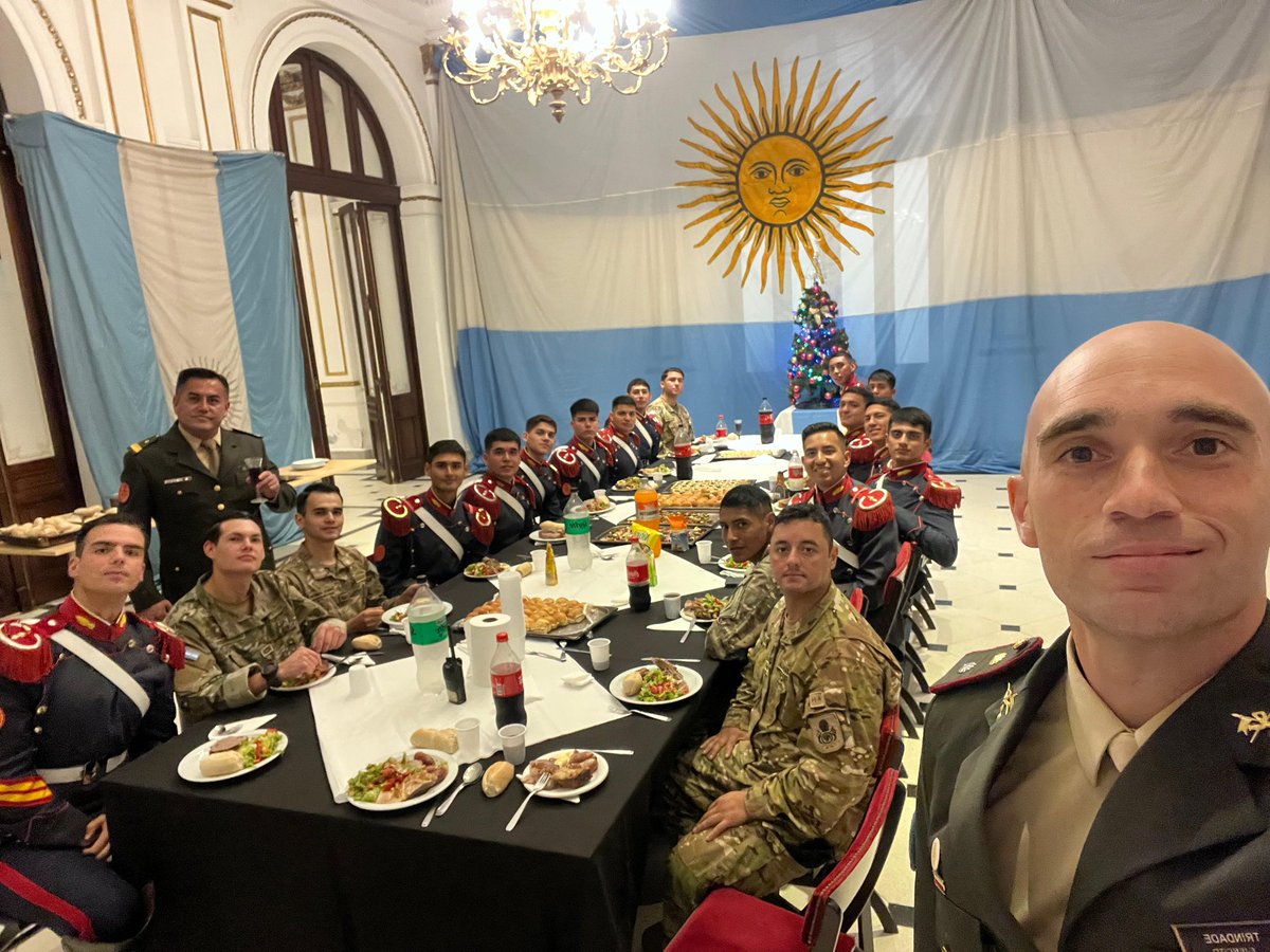 Granaderosarg's tweet photo. NAVIDAD EN CASA ROSADA
De esta forma los miembros de nuestro Regimiento de @Granaderosarg celebran la víspera de la Navidad de guardia en la @CasaRosada ¡Feliz Navidad!
#FelizNavidad  #Navidad2024 #FelicesFiestas
#HerederosDelLibertador
#SomosHistoriaViva https://t.co/Skfpfbof5e