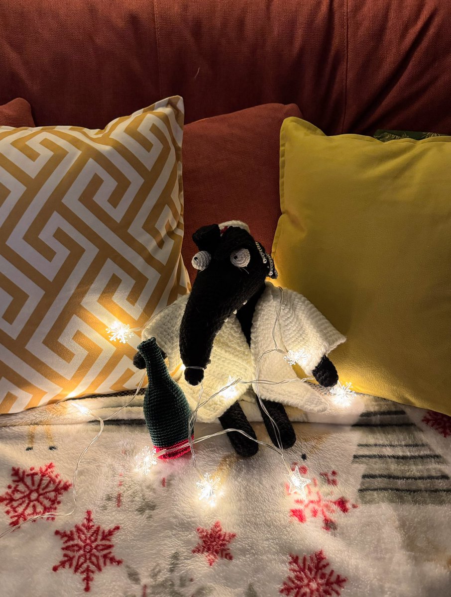 С Рождеством всех 🎄
Крепкого психического здоровья (и не спиться к чертям) нам желает (но не может обещать) потрясающий депрессивный волк от <a href="/kadabrus/">Типичные ебеня</a> , связанный золотыми ручками <a href="/chim_el_adabal/">алкогольдегидрогеназа</a>