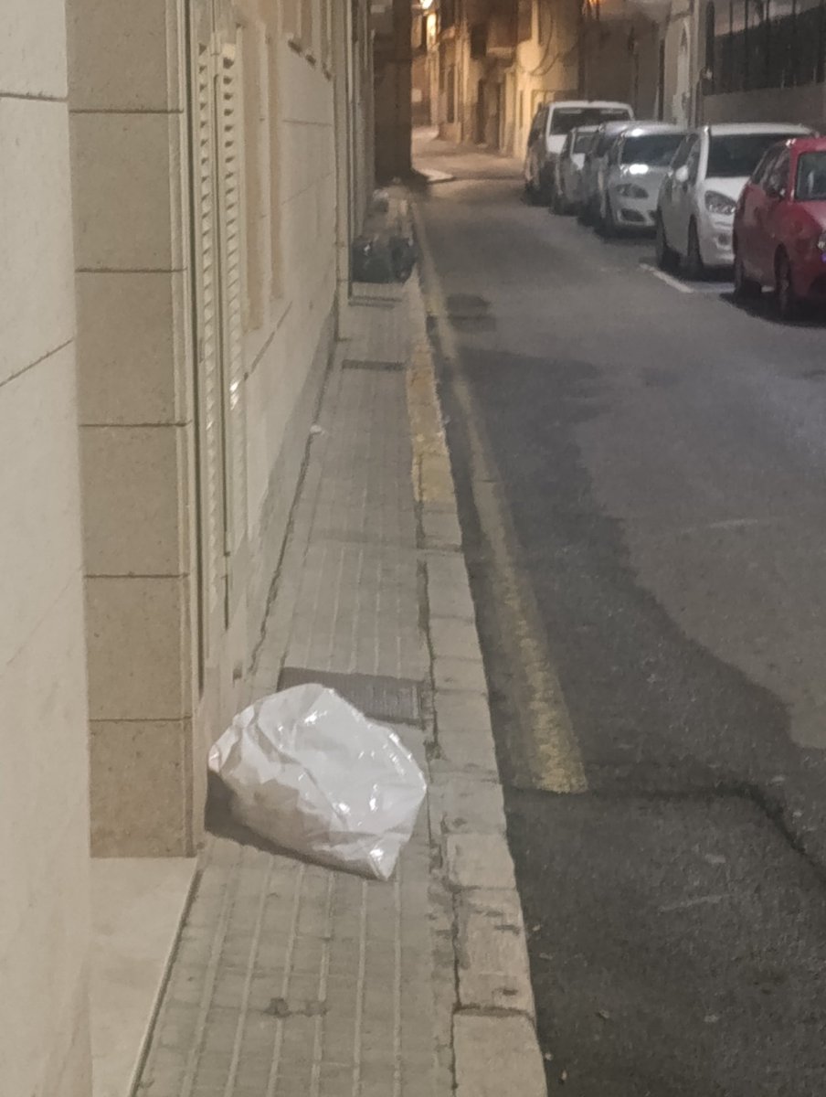 GabyFar86's tweet photo. Aplaudiment molt gros per l' @incaciutat ens fan treure de 13 a 17 el fems al carrer amb motiu del día de nit bona, son les 22:30 i aquest es l'aspecte del carrer.... No entenc xq l'hem de treure mes prest si la basura passa quan li dona la gana.... @PopularsInca @Virgilio_Moreno https://t.co/qpAGDkE0nE