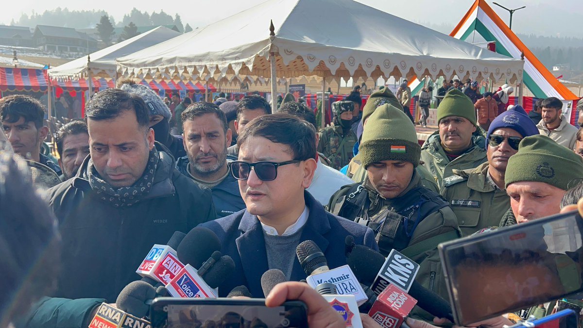 Local volunteers shared stories and traditions, fostering pride in Kashmir’s rich culture. Together, they made the festival a grand success! 🤝📖🕌 #chillaikalan #ChillaiKalan #PVSindhuWedding #RailwayLevel1_1Lakh_VacancyDo #MohammedShami