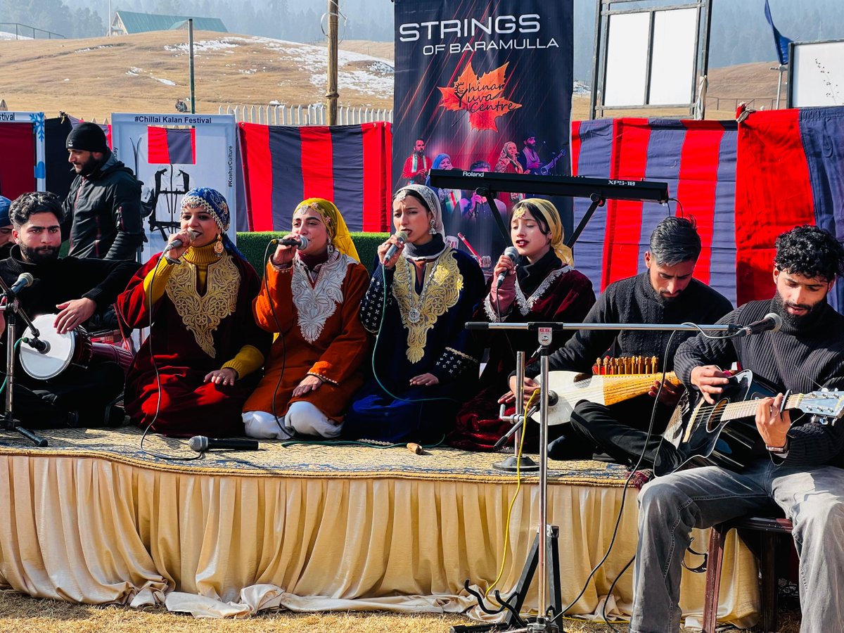 noorirahat2's tweet photo. Local volunteers shared stories and traditions, fostering pride in Kashmir’s rich culture. Together, they made the festival a grand success! 🤝📖🕌 #chillaikalan #ChillaiKalan #PVSindhuWedding #RailwayLevel1_1Lakh_VacancyDo #MohammedShami https://t.co/R08nAcIXu6