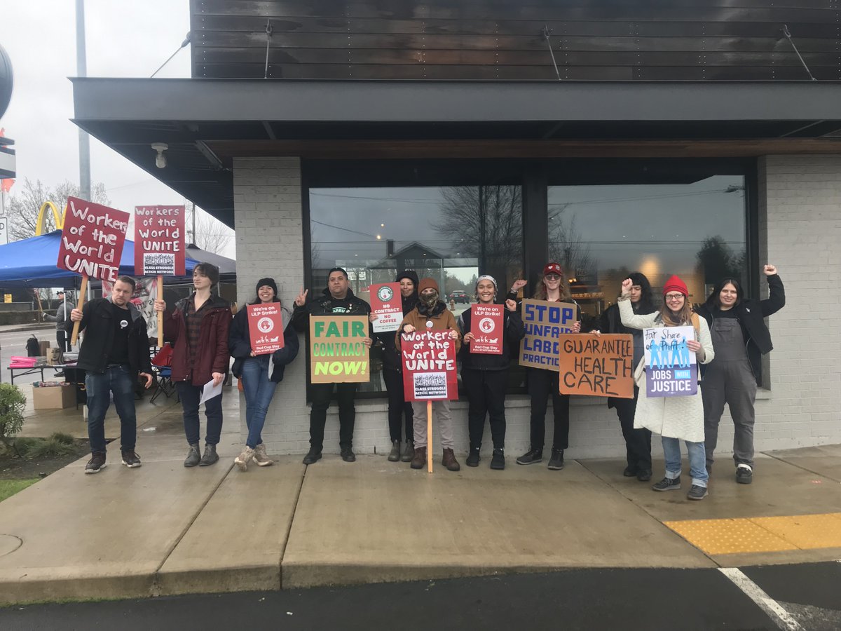 JwJpdx's tweet photo. Merry #Strikemas! In holiday solidarity, we are out supporting a key struggle which emerged on the scene in 2021. It features the next generation of union activists and grassroots worker power going toe-to-toe with corporate power! Starbucks Workers United! Below is 28/Powell! https://t.co/CBFyC2Cg7l