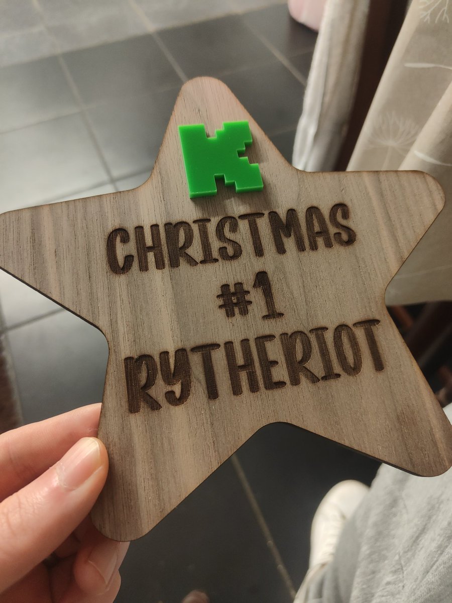 AmateurGamer18's tweet photo. Through December, the top gifter up until December 24th got their name on the star at the top of the 🎄

Winner was RytheRiot🎅

Massive shout-out to @wee_nomes who made this for the tree, it looks great 😍

Photo is at the end.

Happy Christmas everyone @KickCommunity ❤️ https://t.co/r29aM8KMkA