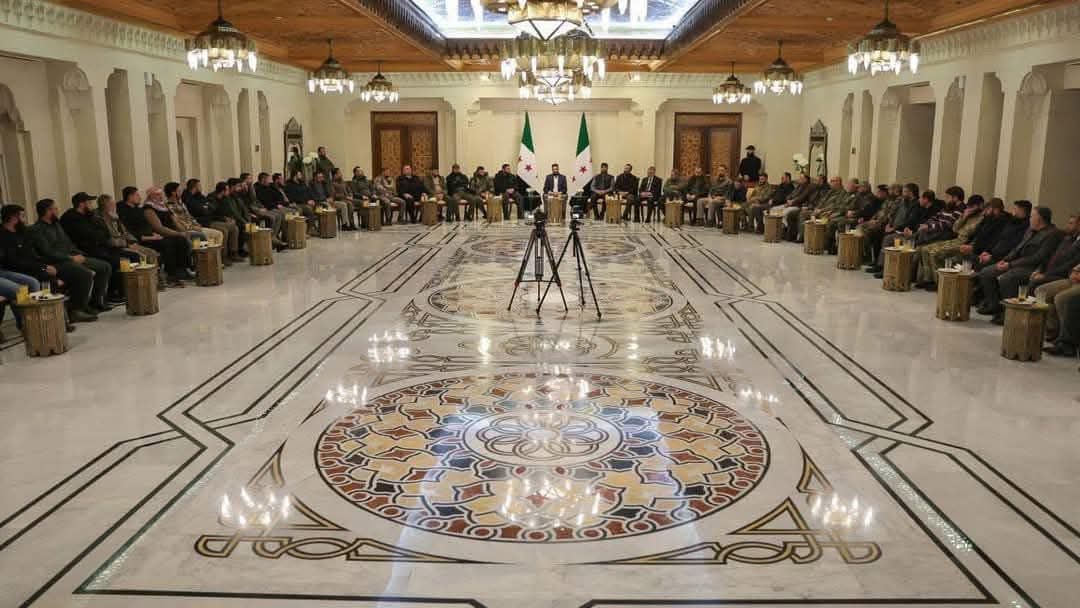 القائد احمد الشرع استطاع دمج جميع  الفصائل العسكريه التي شاركت في تحرير سوريا وإسقاط بشار الاشد تحت مضلة وزاره الدفاع الجديده وبعد أقل من أسبوعين فقط ونحن في اليمن لنا سنوات ما قدرنا نقنع 
عيدروس الزبيدي وميليشياته بالعمل تحت
قياده وزاره الدفاع اليمنيه