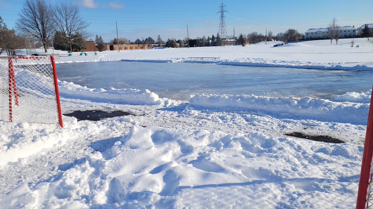 Merry Christmas Pineview 🎄🎁 
The rink at Vanessa Gilles Park is ready for skating! 
Happy holidays!