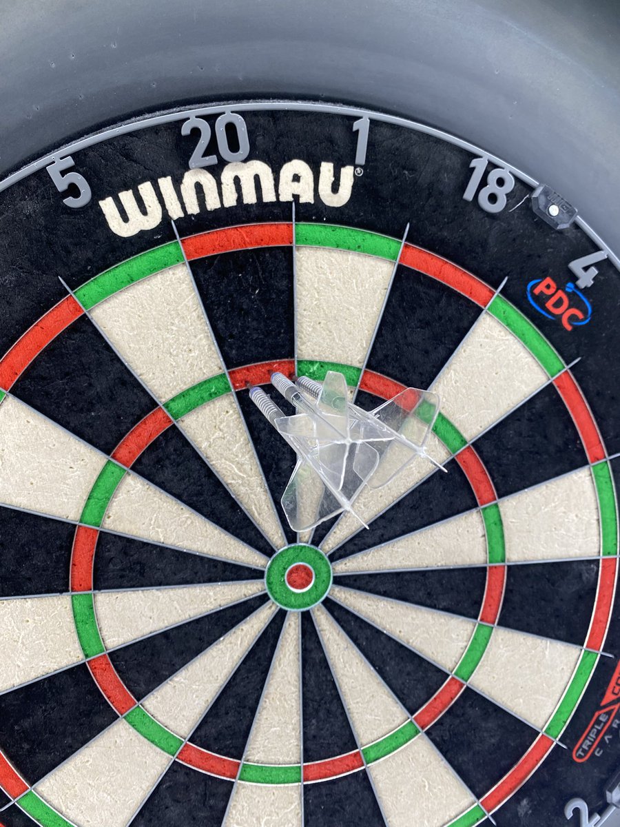 Sista julklappen blev den bästa. Första 180 i karriären. Tack vare ett besök på dartbutik igår hos <a href="/EmilB86/">Emil Berggren</a> 🎯