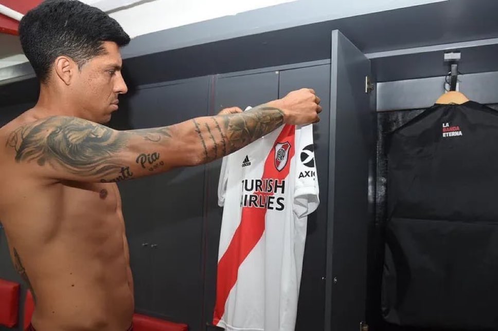 -Mi vieja: "Hoy es noche buena y viene la familia, vestite bien" 

Los pibes de River eligiendo la remera más elegante para la ocasión: