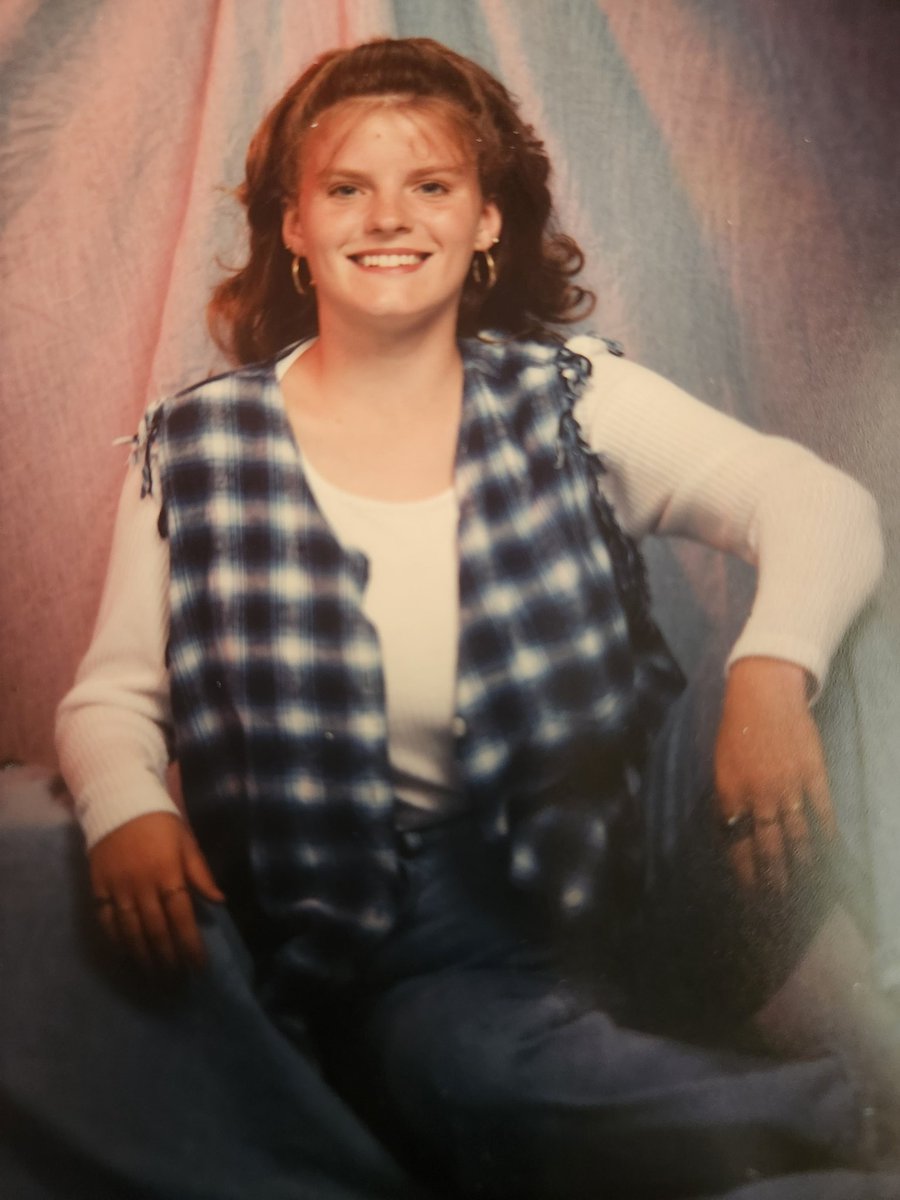 angerhae77's tweet photo. My mama be digging up fossils!!! Lol!! 
#seniorpics #classof95 https://t.co/HtDKFZq0a5