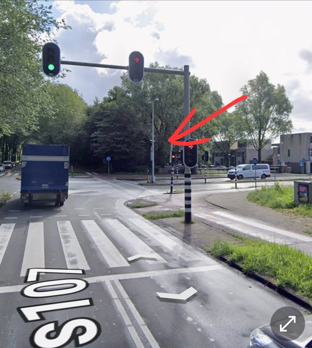 RienkSu's tweet photo. Dat inrijverbod bij Laan van Vlaanderen (Sloten) staat zéér onduidelijk aangegeven. Borden staan pas om de hoek wanneer je er al inrijdt. @AmsterdamNL doe hier iets aan. Dit is vissen naar boetes. https://t.co/w7dfkk5H57